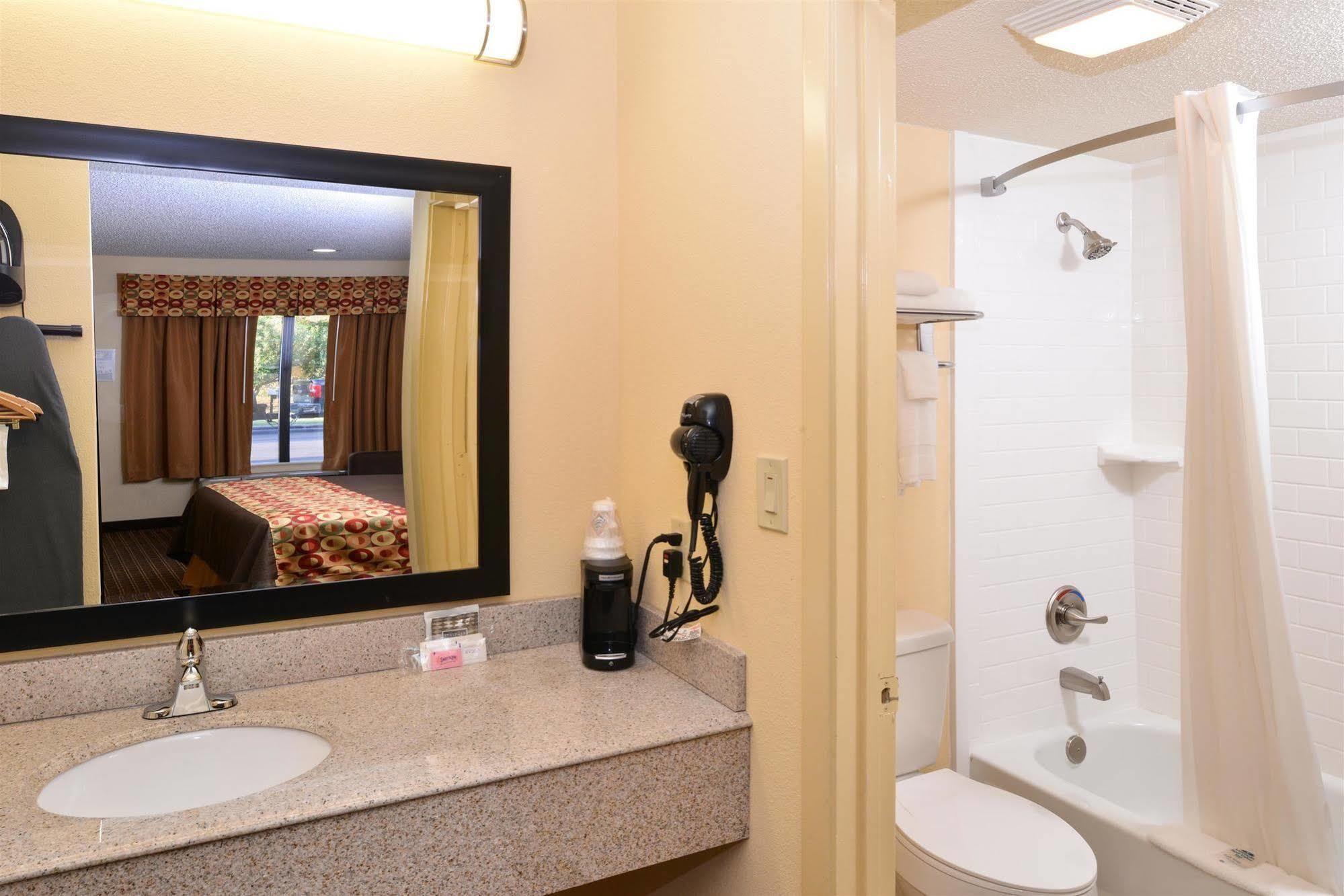 Americas Best Value Inn Tupelo Barnes Crossing Exterior photo