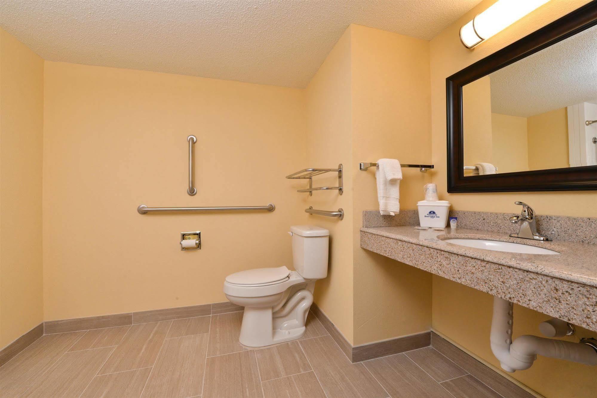 Americas Best Value Inn Tupelo Barnes Crossing Exterior photo